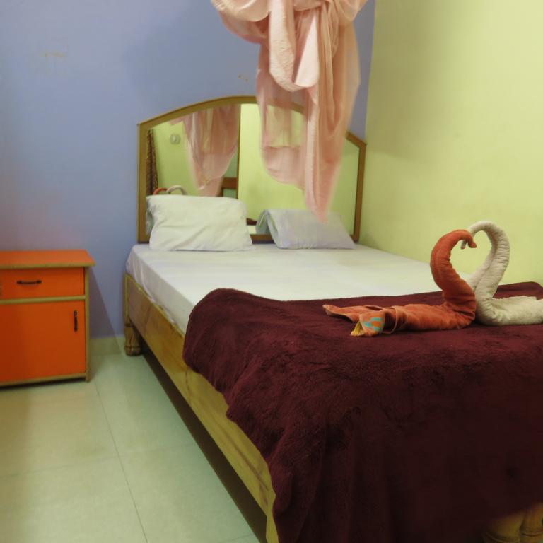 Thilak Home Stay Hampi Room photo